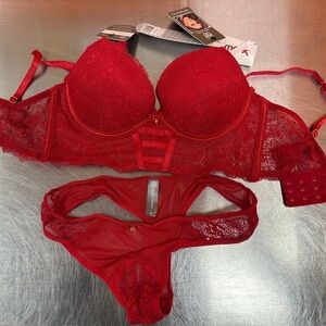 Daisy Fuentes Vibrant Red Lace Bra and Panty Set Size M / 34C